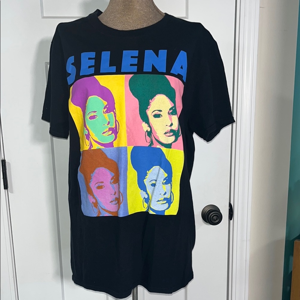 Selena Pop Art Graphic T-Shirt  Size M